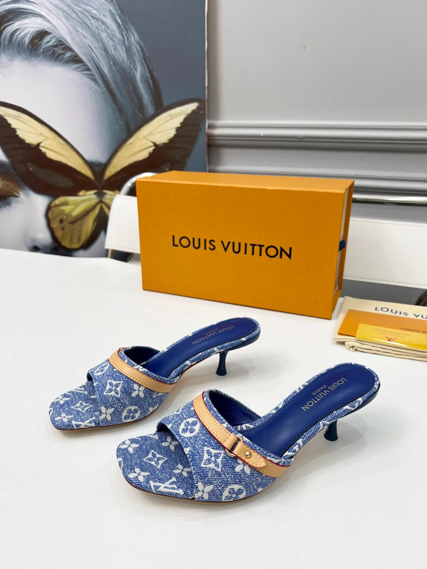 👟👟Ex-factory price 440👟👟 LV new denim kitten heel slippers 2025 summer must-have for goddesses, original replica, super comfortable on the feet. Show off the queen's temperament, the heel height is 9.5CM, which shows your temperament without being tiring. Leather outsole. Standard code: 35-42 (41 and 42 codes are customized, non-returnable and non-exchangeable)